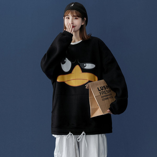 Széles női pulóver mintával és zsebbel