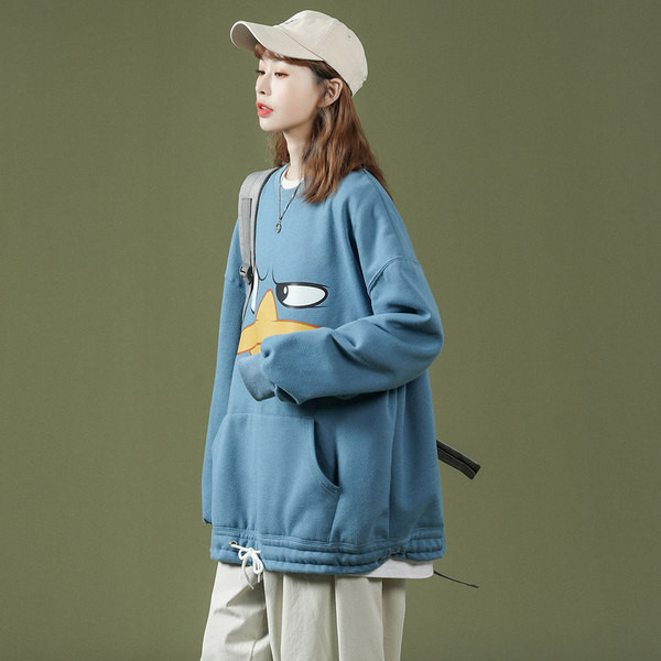 Széles női pulóver mintával és zsebbel