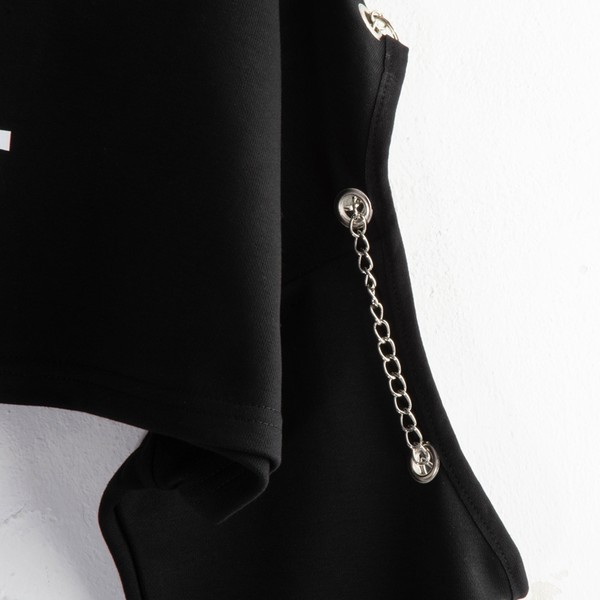 Moodne musta värvi ümara kaelusega naiste pluus