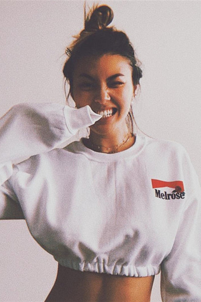 Rövid női blúz gumival és rátéttel