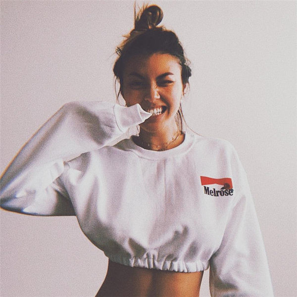 Rövid női blúz gumival és rátéttel