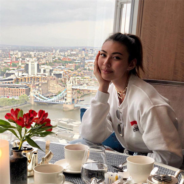 Rövid női blúz gumival és rátéttel