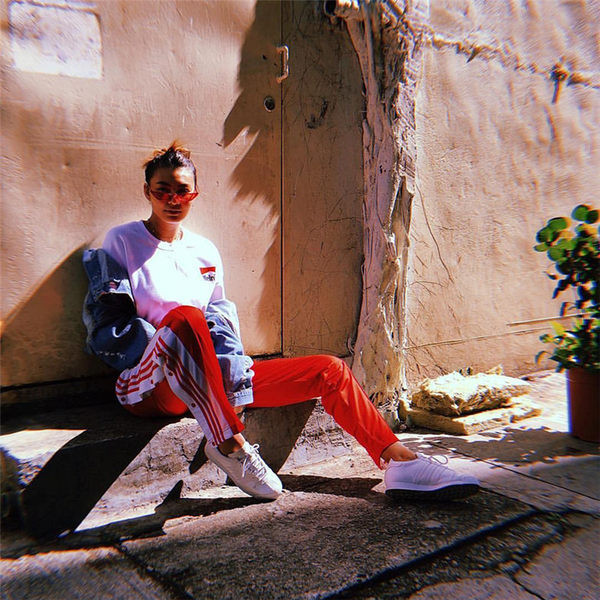 Rövid női blúz gumival és rátéttel