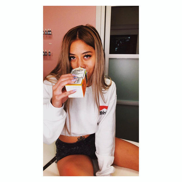 Rövid női blúz gumival és rátéttel