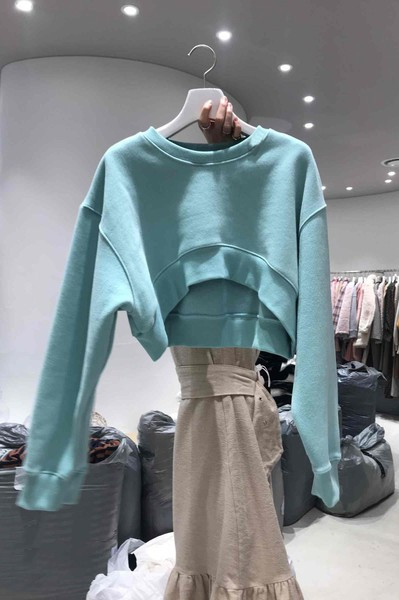 Lühike naiste pluus ovaalse kaelusega