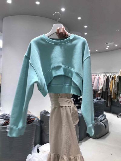 Lühike naiste pluus ovaalse kaelusega