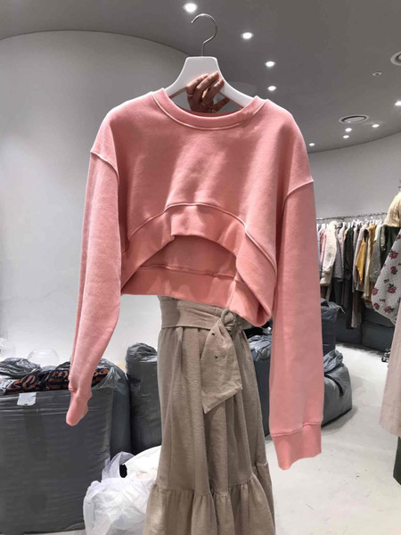 Lühike naiste pluus ovaalse kaelusega