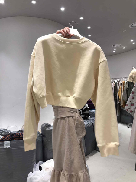 Lühike naiste pluus ovaalse kaelusega