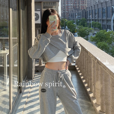 Modern női blúz ovális nyakkivágással - több színben