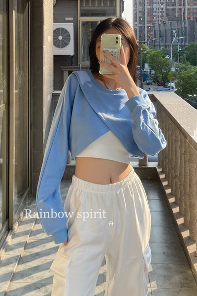 Modern női blúz ovális nyakkivágással - több színben