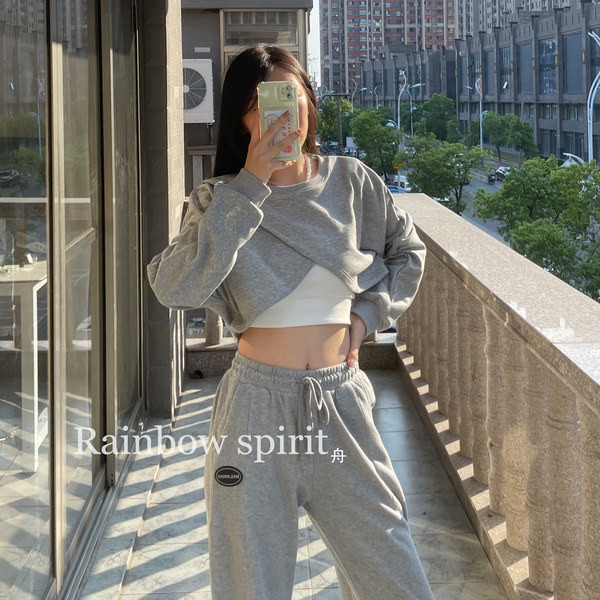 Modern női blúz ovális nyakkivágással - több színben