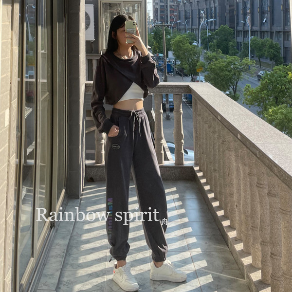 Modern női blúz ovális nyakkivágással - több színben