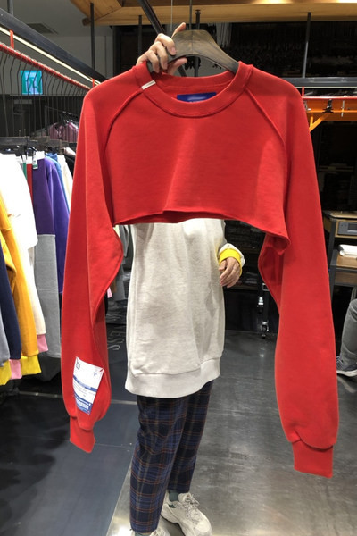 Κοντή γυναικεία μπλούζα με οβάλ λαιμόκοψη