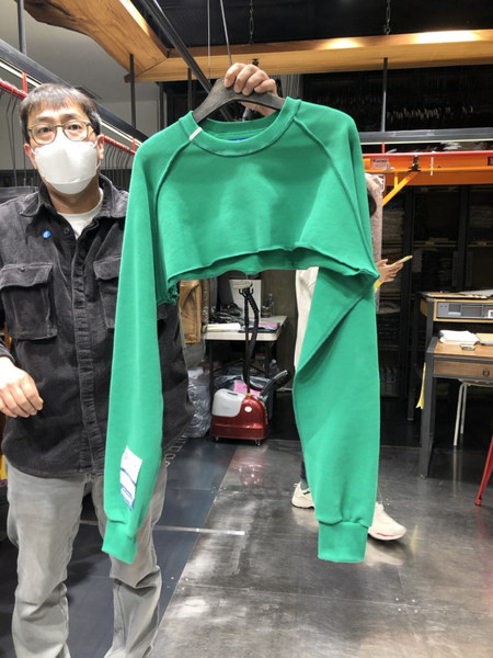 Κοντή γυναικεία μπλούζα με οβάλ λαιμόκοψη