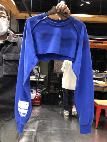 Κοντή γυναικεία μπλούζα με οβάλ λαιμόκοψη