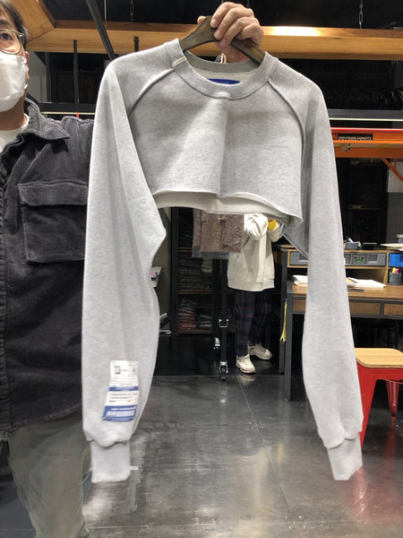 Κοντή γυναικεία μπλούζα με οβάλ λαιμόκοψη