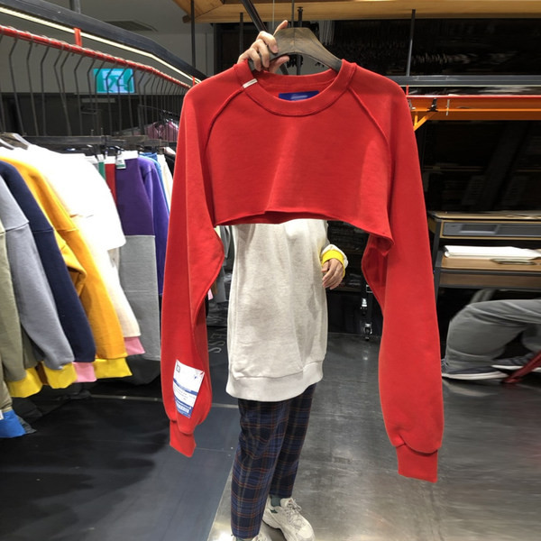 Κοντή γυναικεία μπλούζα με οβάλ λαιμόκοψη