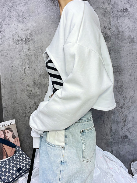 Hétköznapi rövid női pulóver ovális nyakkivágással, fehér és fekete színben