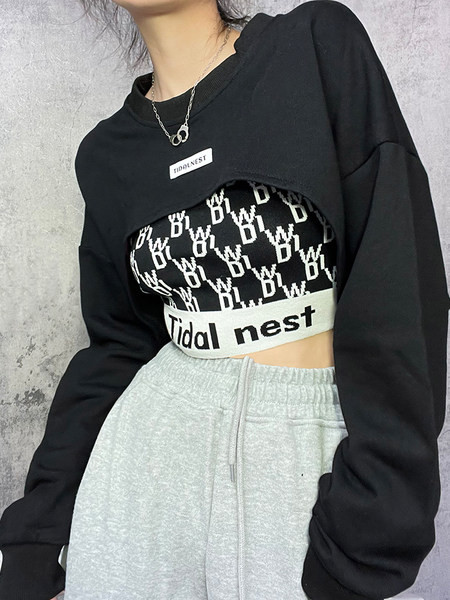 Hétköznapi rövid női pulóver ovális nyakkivágással, fehér és fekete színben