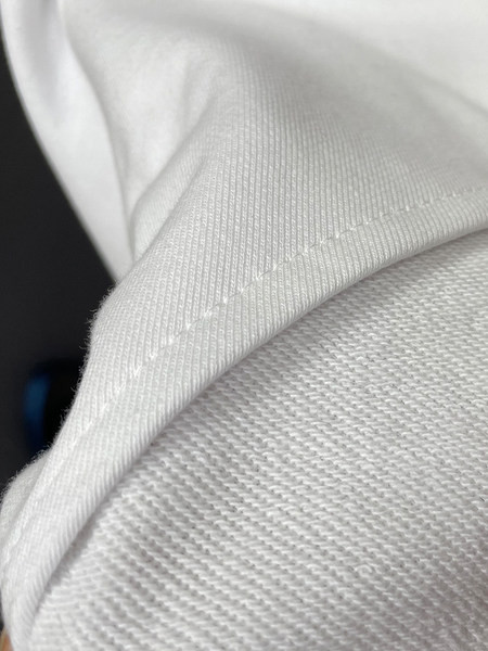 Hétköznapi rövid női pulóver ovális nyakkivágással, fehér és fekete színben