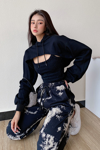 Κοντό γυναικείο φούτερ με κουκούλα σε τρία χρώματα