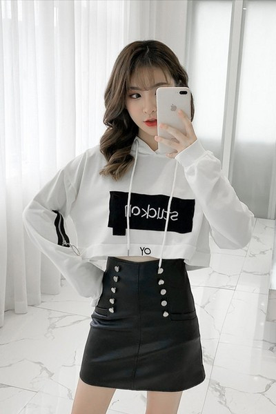 Μοντέρνο γυναικείο κοντό φούτερ με κουκούλα σε τρία χρώματα