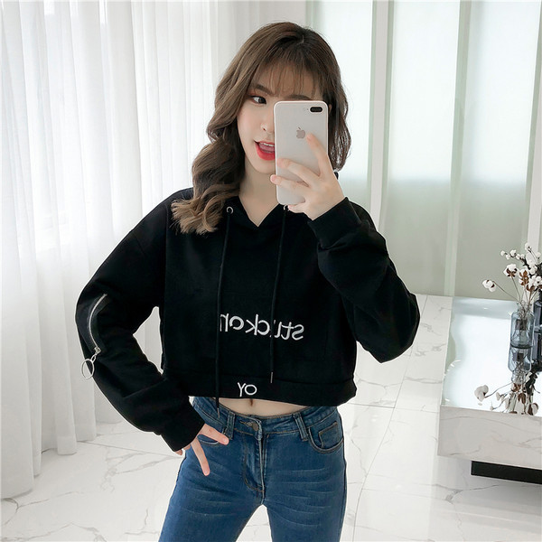 Μοντέρνο γυναικείο κοντό φούτερ με κουκούλα σε τρία χρώματα