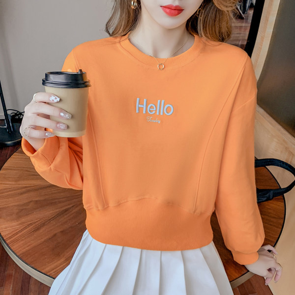 Γυναικεία μπλούζα με κεντητή επιγραφή και οβάλ λαιμόκοψη