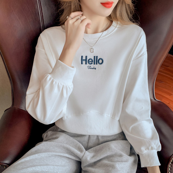 Γυναικεία μπλούζα με κεντητή επιγραφή και οβάλ λαιμόκοψη