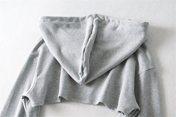 Rövid női pulóver kapucnival