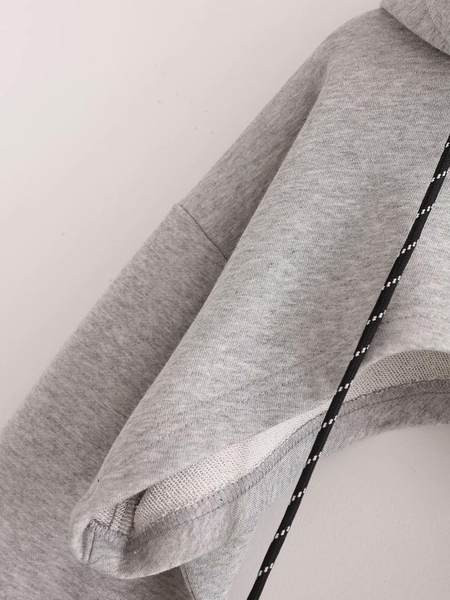 Νέο μοντέλο γυναικείο κοντό φούτερ με κουκούλα σε γκρι και λευκό χρώμα