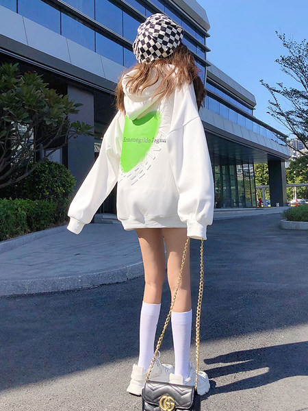 Tasuta mudel kapuutsiga naiste dressipluus - valget värvi