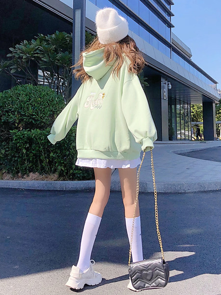 Tasuta mudel naiste dressipluus, mille seljal on tikandid