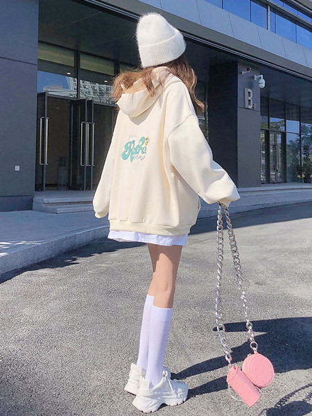 Tasuta mudel naiste dressipluus, mille seljal on tikandid