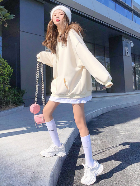 Tasuta mudel naiste dressipluus, mille seljal on tikandid