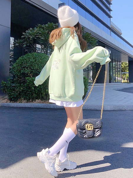 Tasuta mudel naiste dressipluus, mille seljal on tikandid