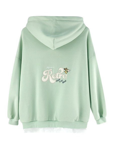 Tasuta mudel naiste dressipluus, mille seljal on tikandid