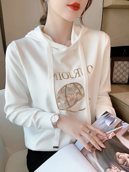 Kapuutsiga ja tikandiga naiste dressipluus