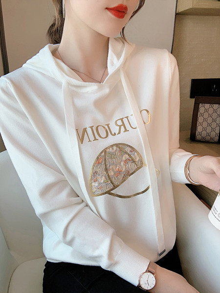 Kapuutsiga ja tikandiga naiste dressipluus