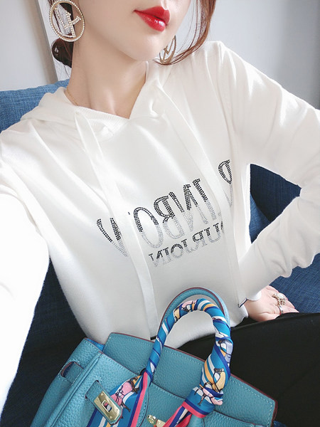 Μοντέρνο γυναικείο φούτερ με πέτρες και κουκούλα