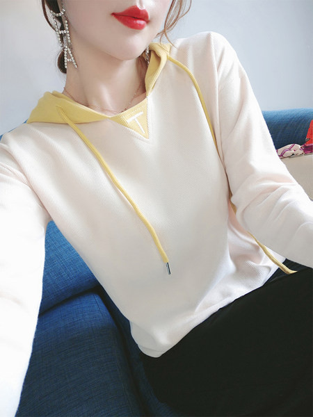 Lihtne mudel kapuutsiga naiste dressipluus