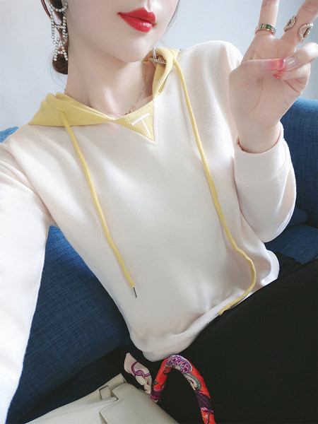 Lihtne mudel kapuutsiga naiste dressipluus