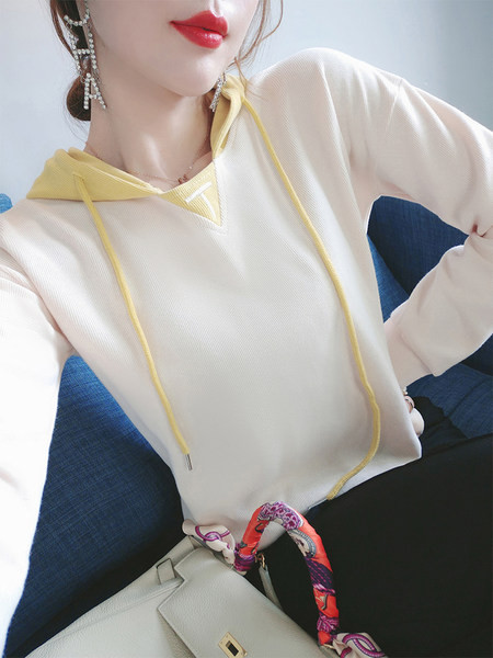 Lihtne mudel kapuutsiga naiste dressipluus