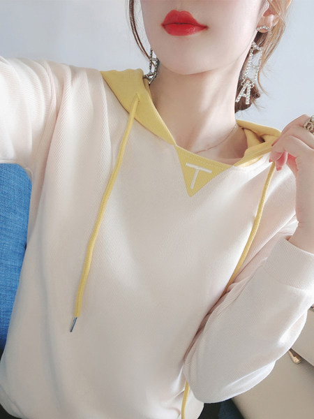 Lihtne mudel kapuutsiga naiste dressipluus