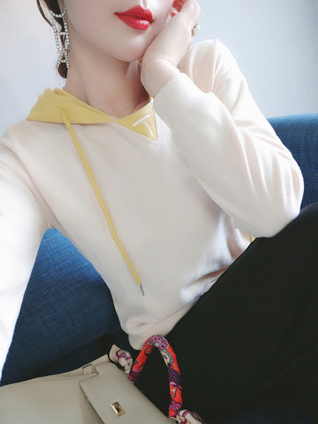 Lihtne mudel kapuutsiga naiste dressipluus