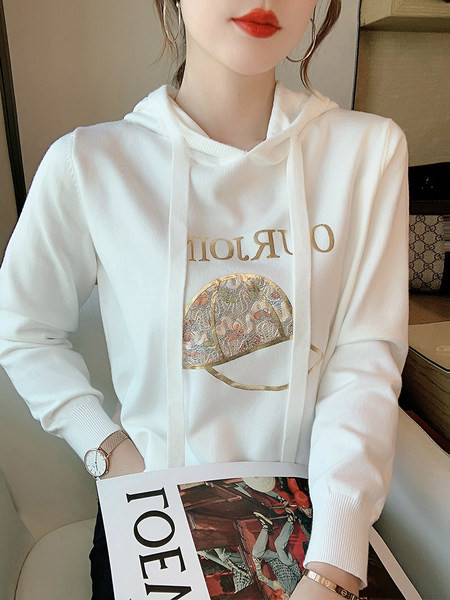 Aplikatsiooni ja kapuutsiga naiste dressipluus