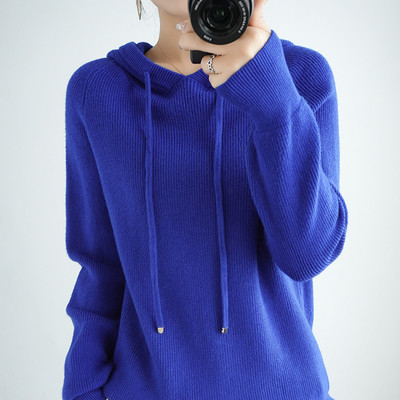 Μονόχρωμο γυναικείο φούτερ με κουκούλα