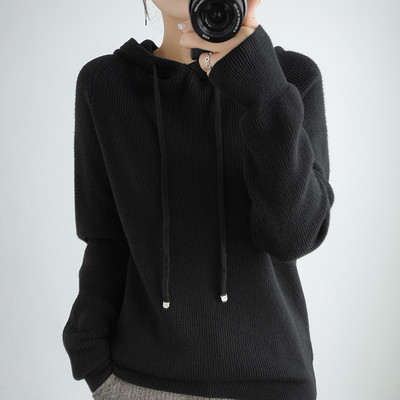 Μονόχρωμο γυναικείο φούτερ με κουκούλα