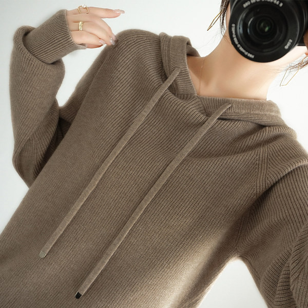 Μονόχρωμο γυναικείο φούτερ με κουκούλα