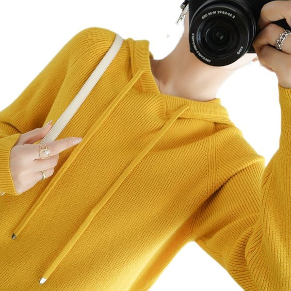 Μονόχρωμο γυναικείο φούτερ με κουκούλα